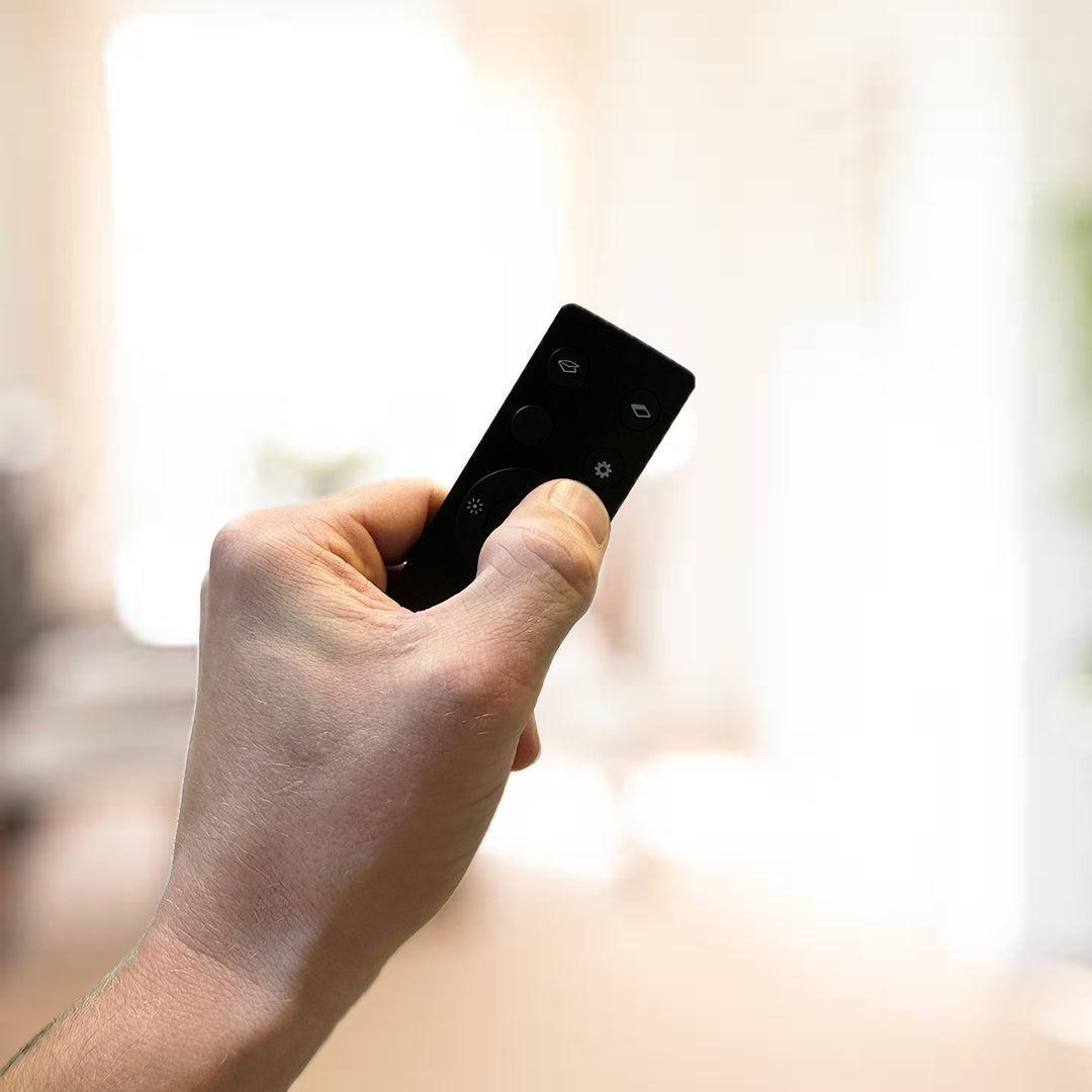 Skylux afstandsbediening houd de tandwielknop ingedrukt om de verbindingsmodus te activeren