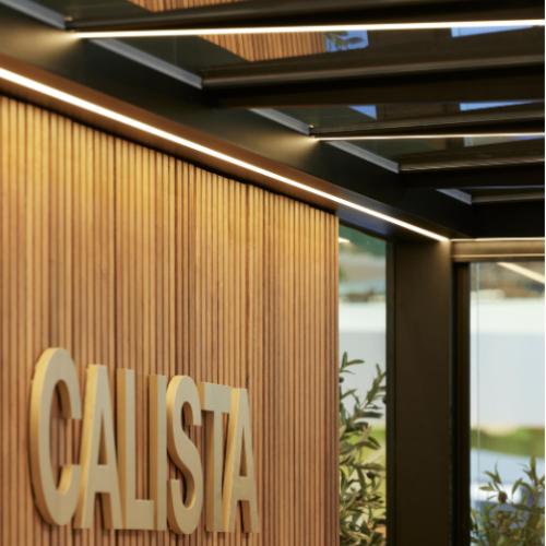 Detailopname van het Calista terrasoverkapping frame met geïntegreerde LED-strip en Kozma houten wand