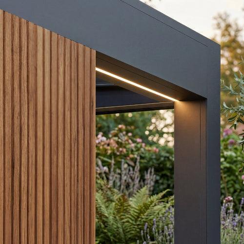 Hoekdetail Calista terrasoverkapping met Kozma houten wandpaneel en geïntegreerde verlichting in de profielen