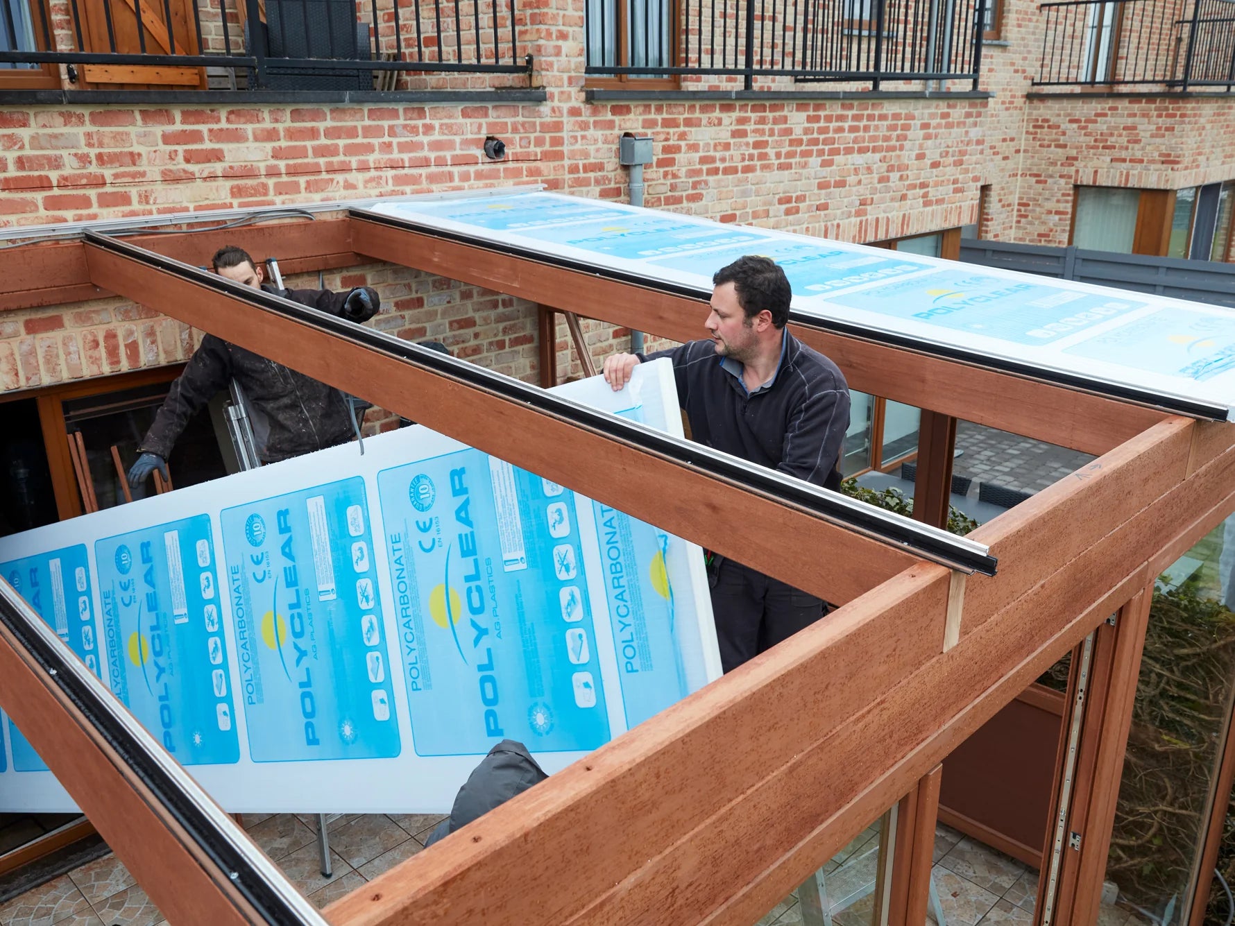 Professionele montage van kunststof dakplaten op een veranda door een Skylux-partner