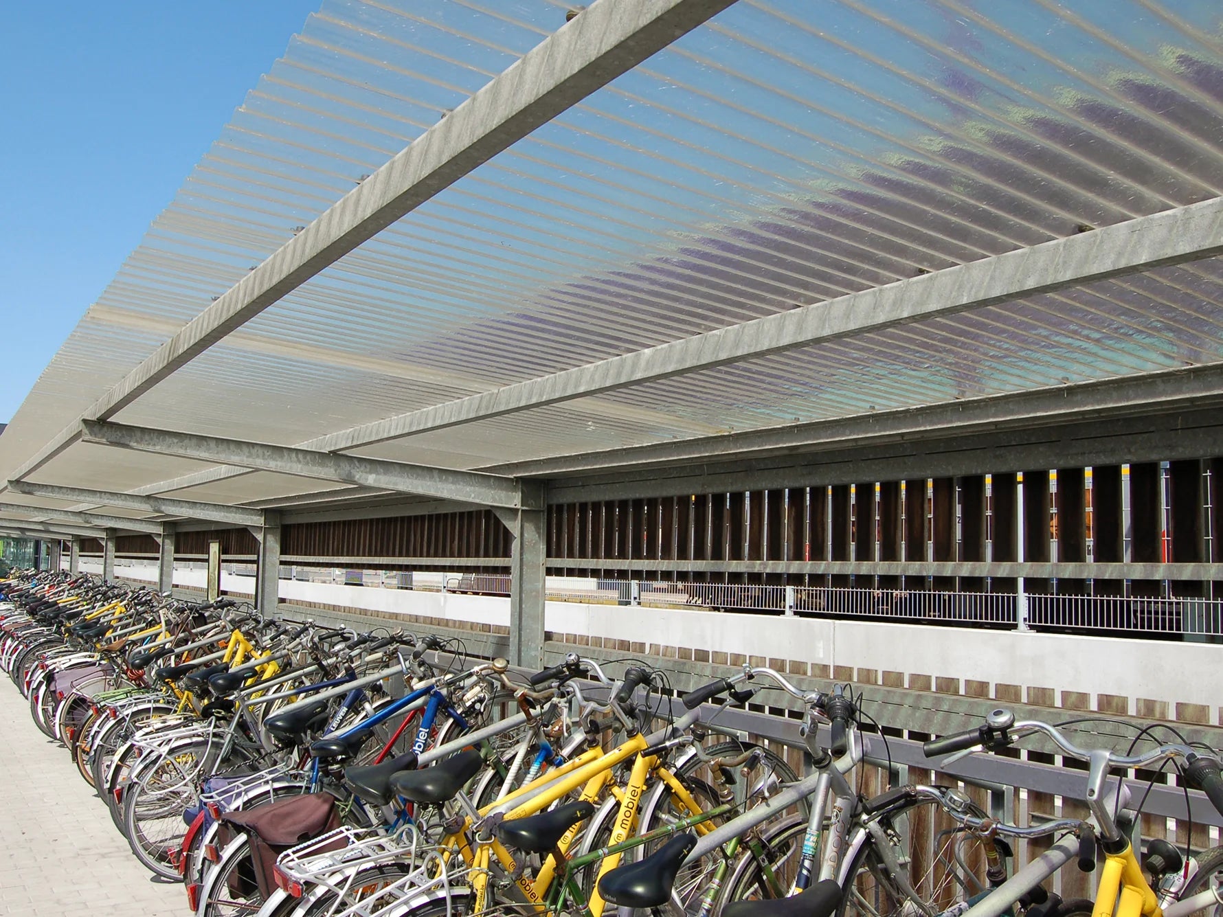 Vlakke en gegolfde polyesterplaten (Polylux Supercristal) op een industrieel dak