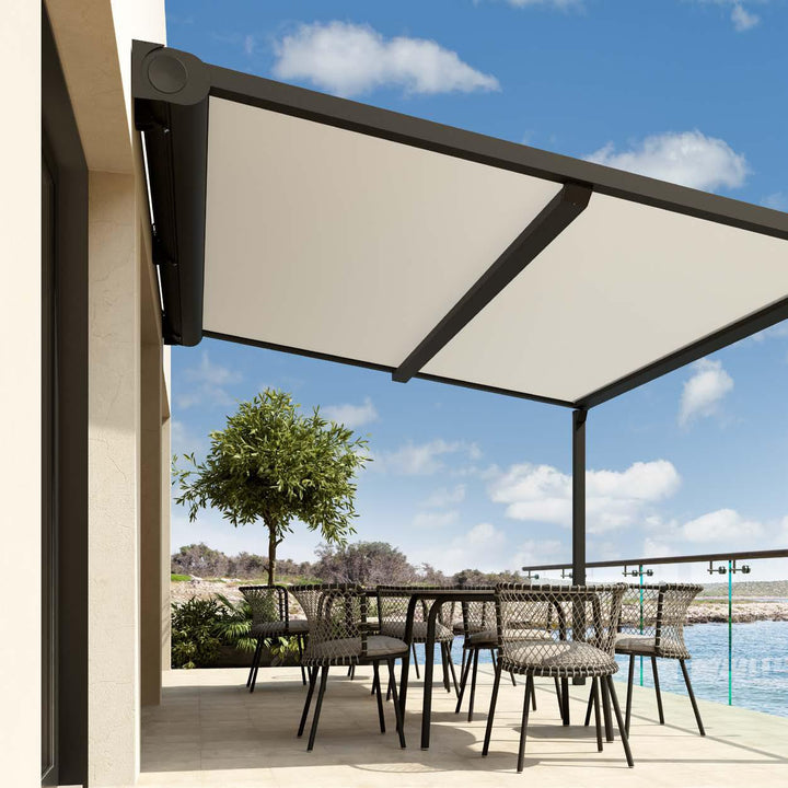 Moderne terrasoverkapping met zon- en regenwerend doek, ideaal om het hele jaar buiten te genieten.