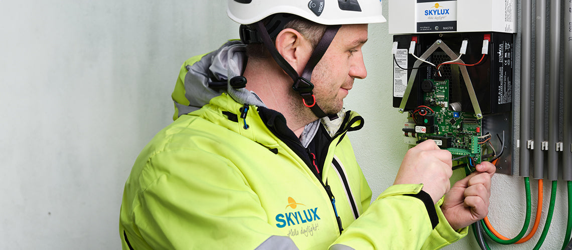 Skylux technicus voert onderhoud uit aan een rook- en warmteafvoersysteem