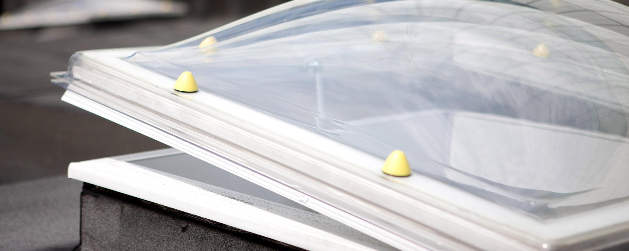Skylux ventilatieraam geplaatst op een dakopstand — lichtkoepel opengaand systeem