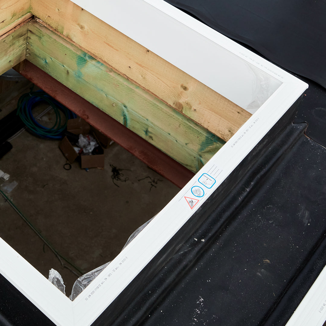 PVC ventilatieraam met voorgemonteerde RVS scharnieren voor lichtkoepel